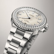 01 733 7792 4956-07 8 19 05P - Aquis Date Diamonds
