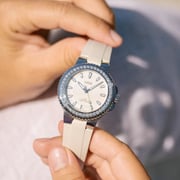 01 733 7792 4956-07 4 19 61FC - Aquis Date Diamonds