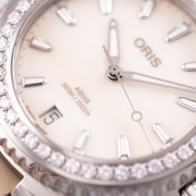 01 733 7792 4956-07 4 19 61FC - Aquis Date Diamonds