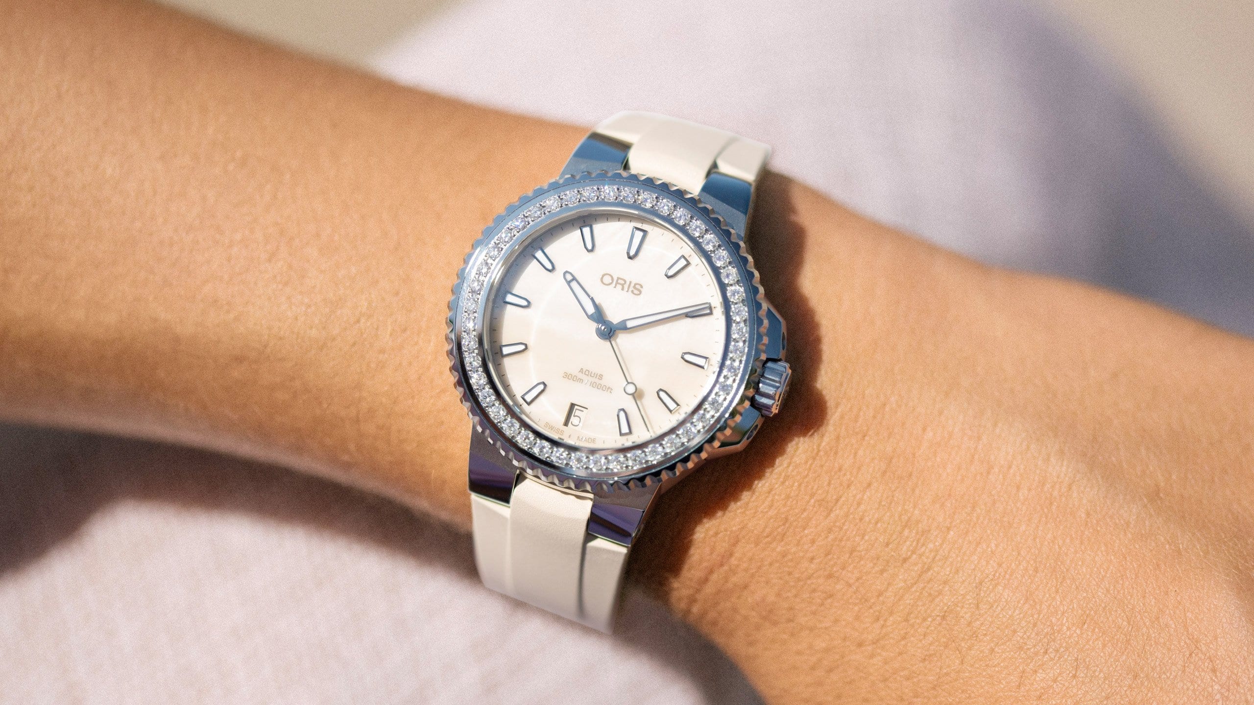 01 733 7792 4956-07 4 19 61FC - Aquis Date Diamonds