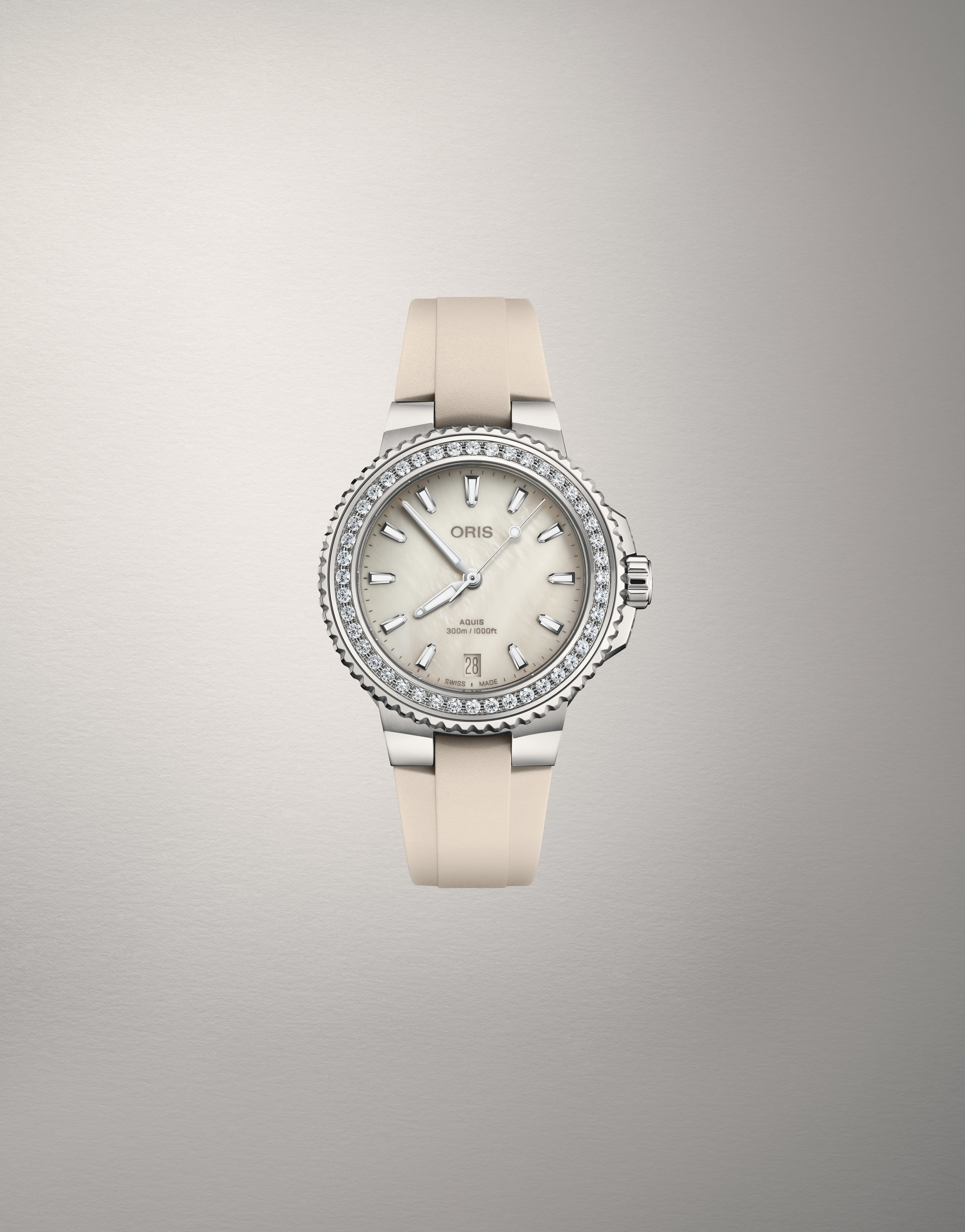 01 733 7792 4956-07 4 19 61FC - Aquis Date Diamonds