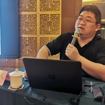 Yangtze_Zhengyi_Qian_with_credit