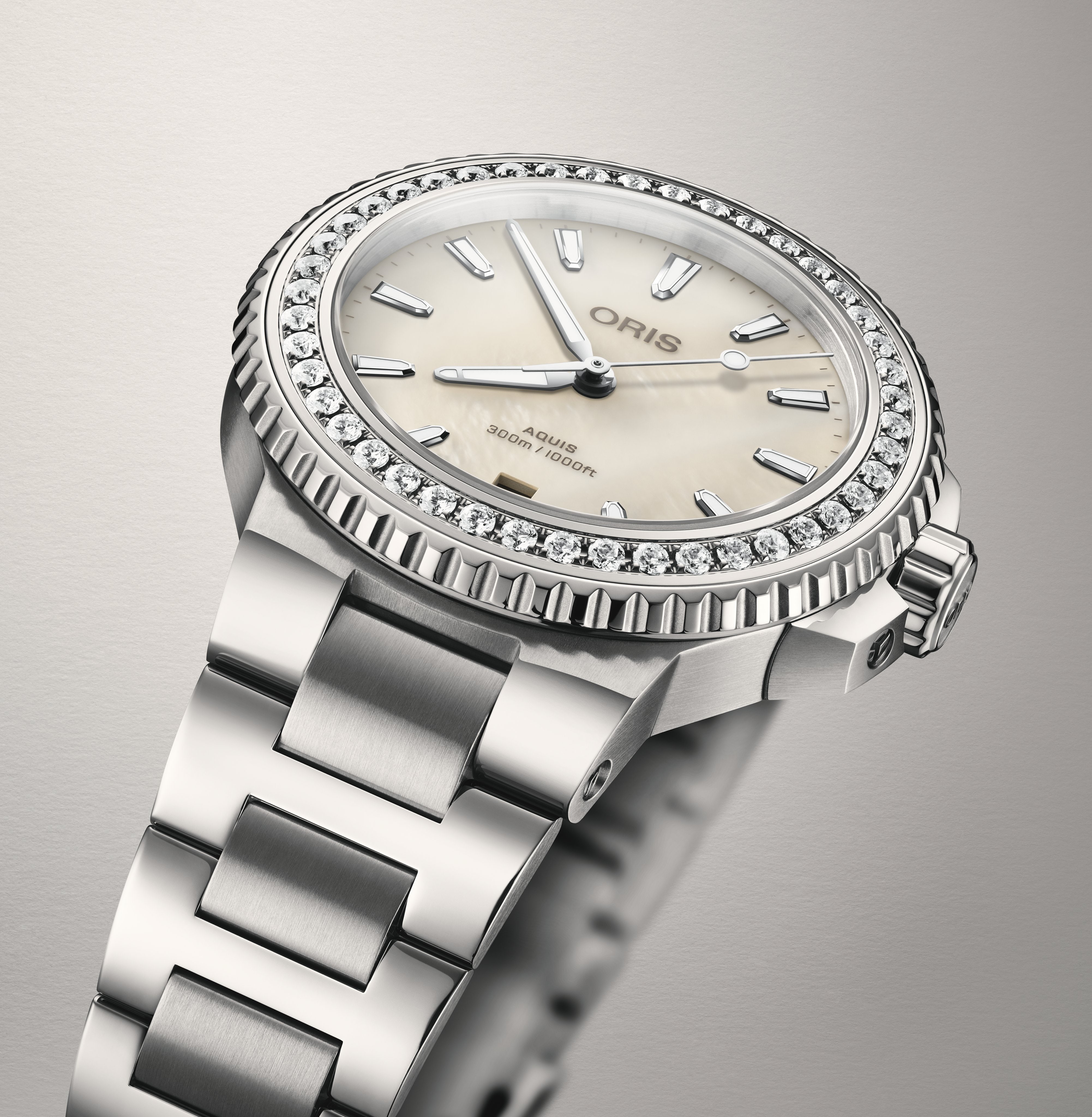 01 733 7792 4956-07 8 19 05P - Aquis Date Diamonds
