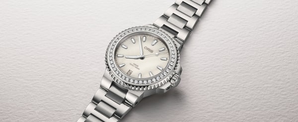 01 733 7792 4956-07 8 19 05P - Aquis Date Diamonds