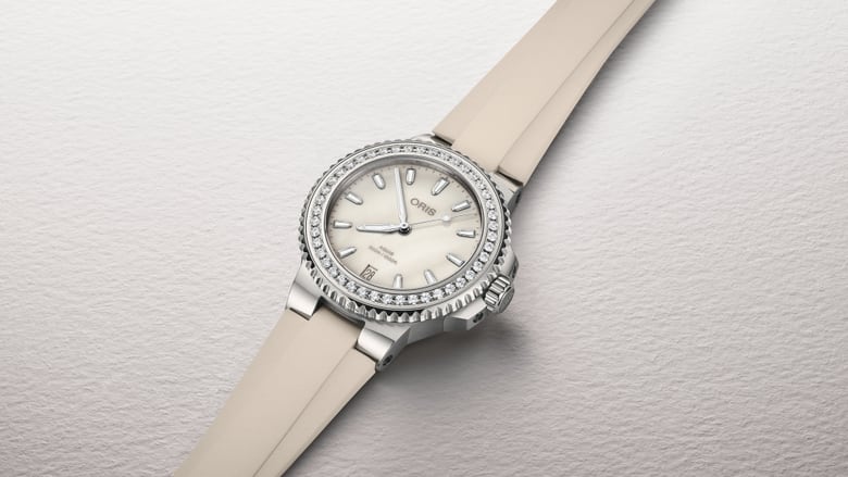 01 733 7792 4956-07 4 19 61FC - Aquis Date Diamonds