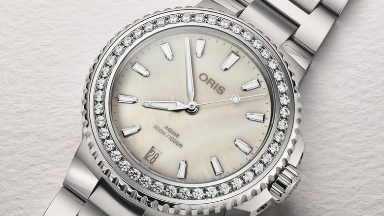 01 733 7792 4956-07 8 19 05P - Aquis Date Diamonds