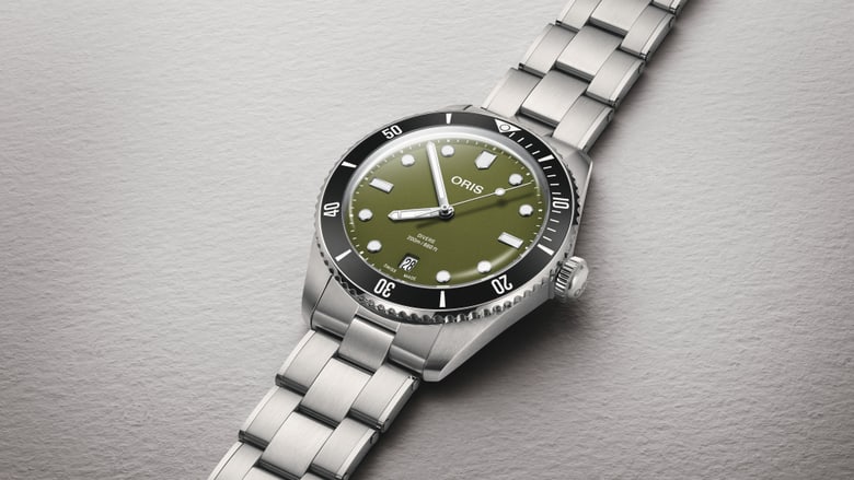 01 733 7795 4057-Set - Divers Date