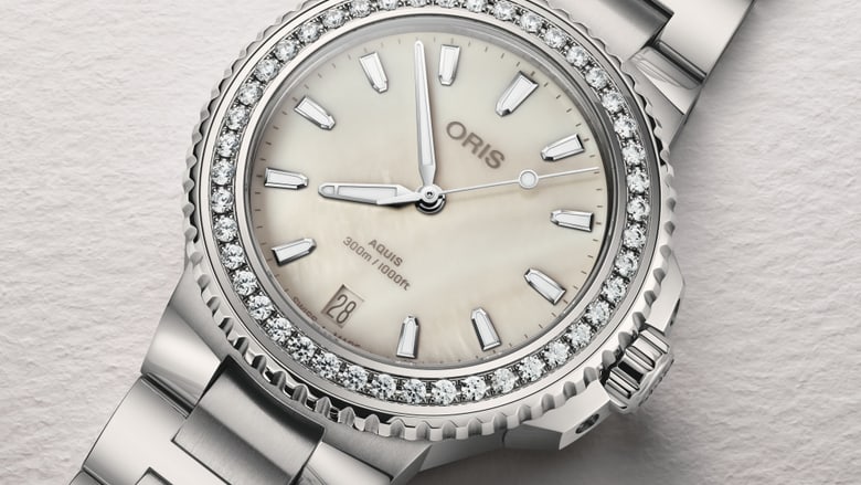 01 733 7792 4956-07 8 19 05P - Aquis Date Diamonds